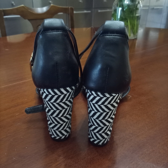 Expressions Black Heels - Picture 4 of 6